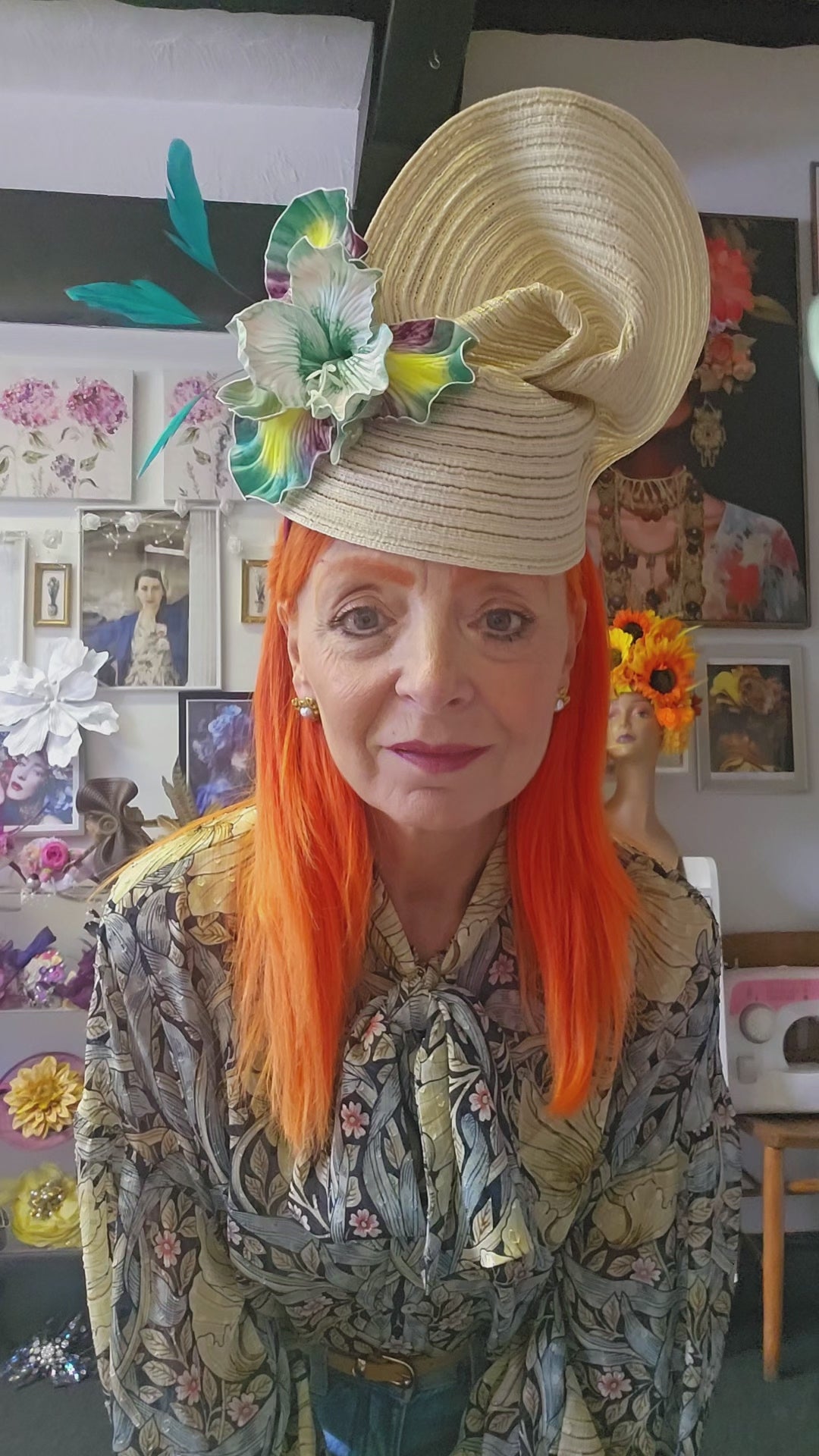 Cream flower hatinator
