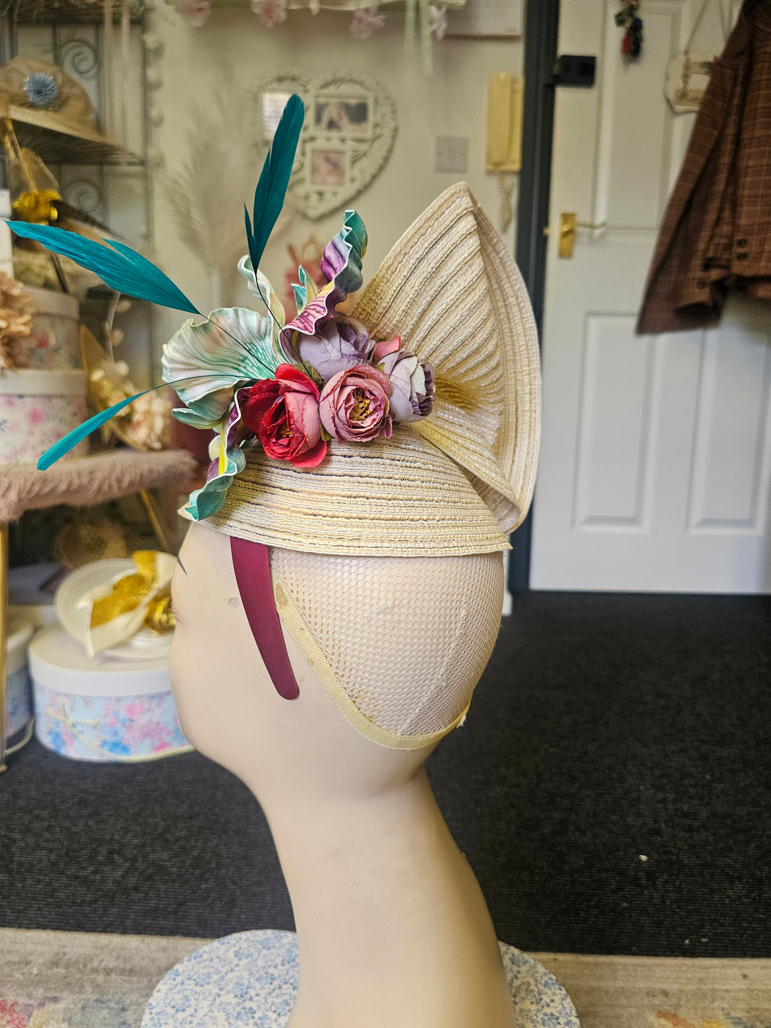 Cream flower hatinator