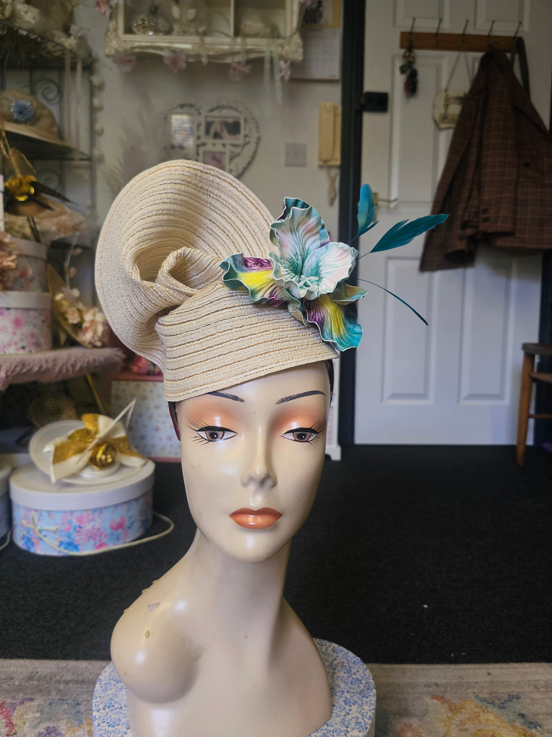 Cream flower hatinator