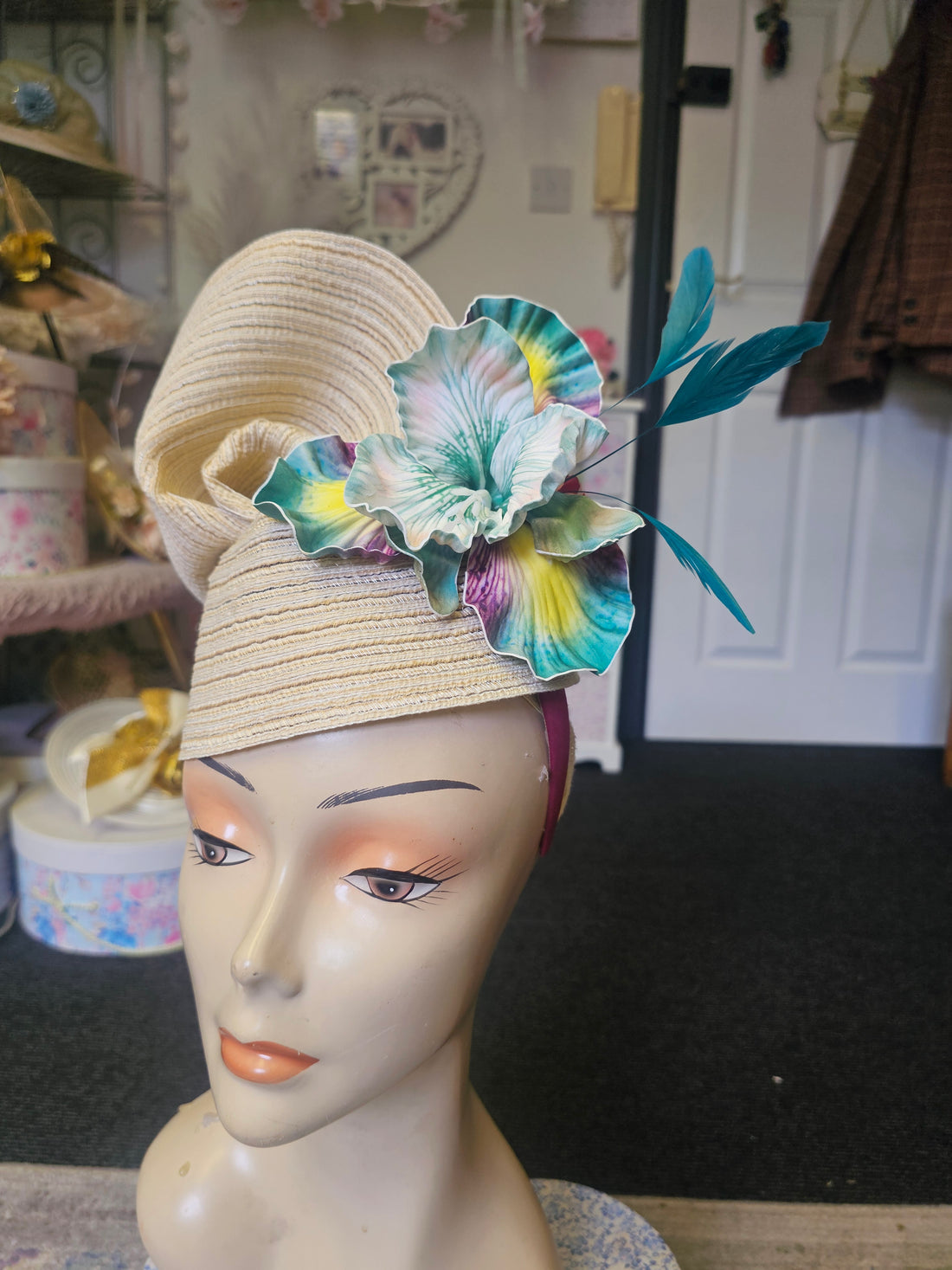 Cream flower hatinator