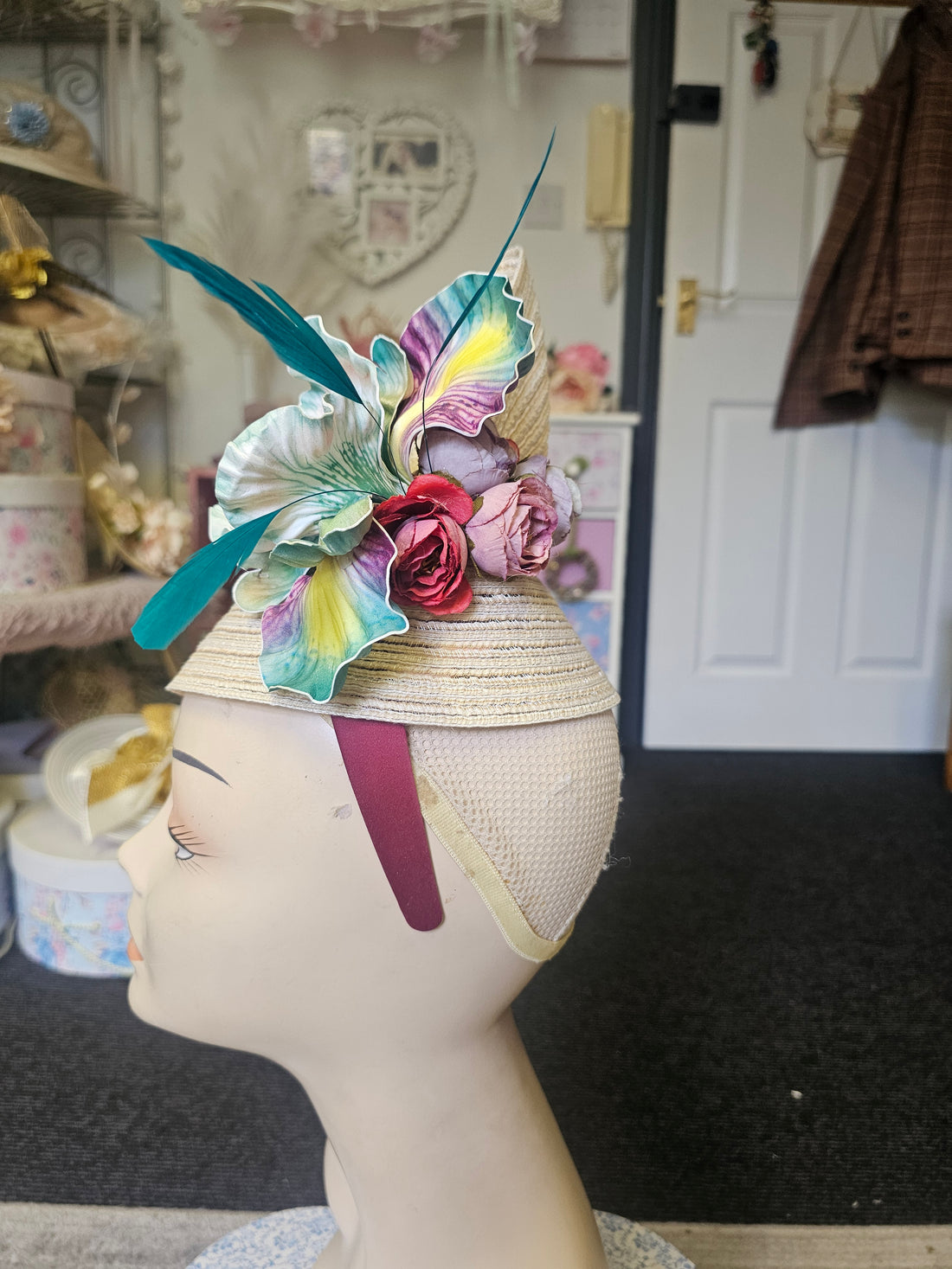Cream flower hatinator