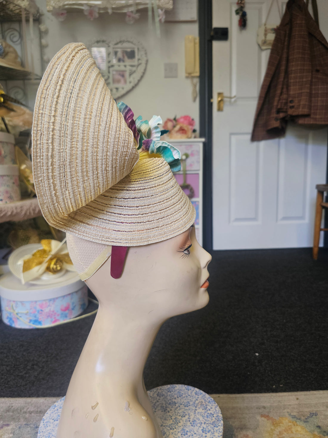 Cream flower hatinator