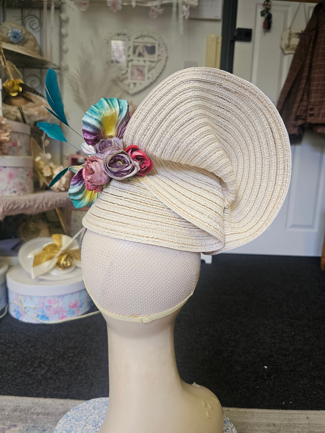 Cream flower hatinator