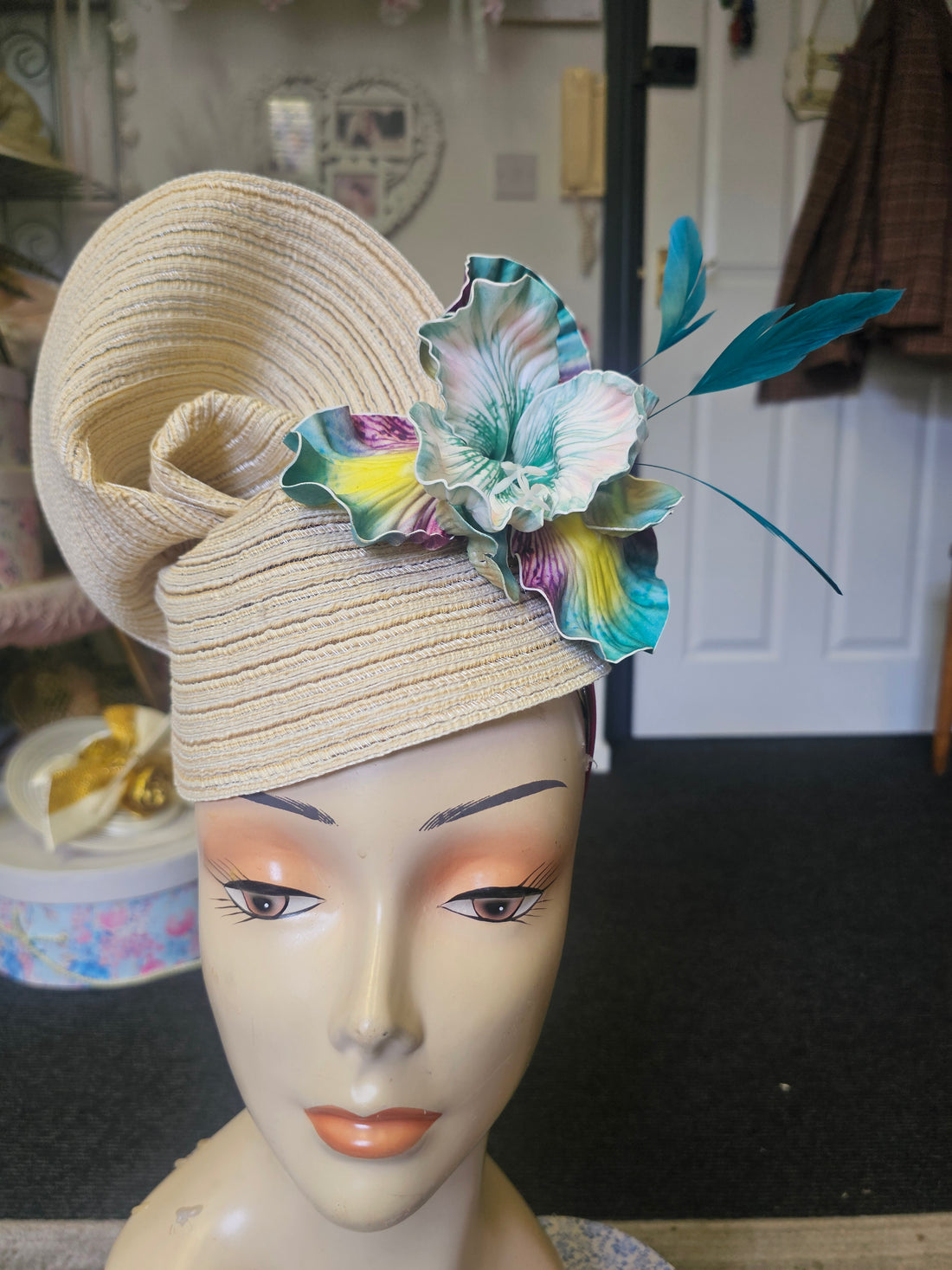 Cream flower hatinator