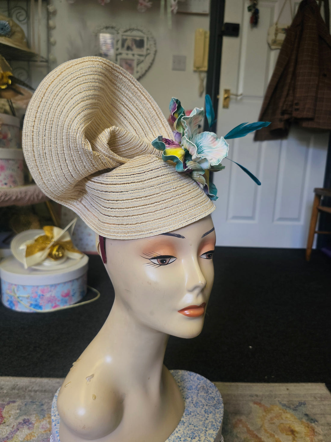 Cream flower hatinator