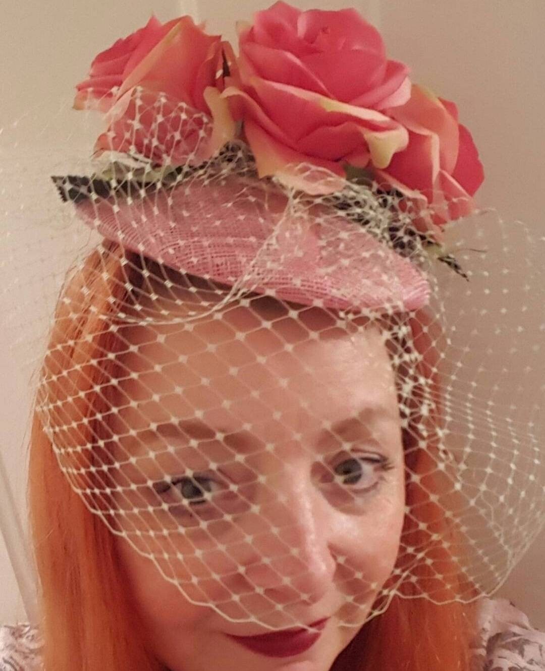 Dusky pink red green flower Pillbox hat Vintage look veil fascinator roses sinamay percher headpiece races wedding womens